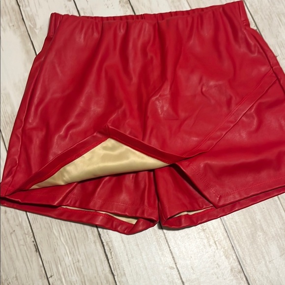 Haley & June Red Faux Leather Women's Skort size Large - Picture 3 of 6